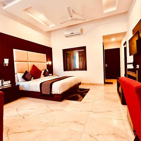Hotel The Onix Dehradun Exterior photo