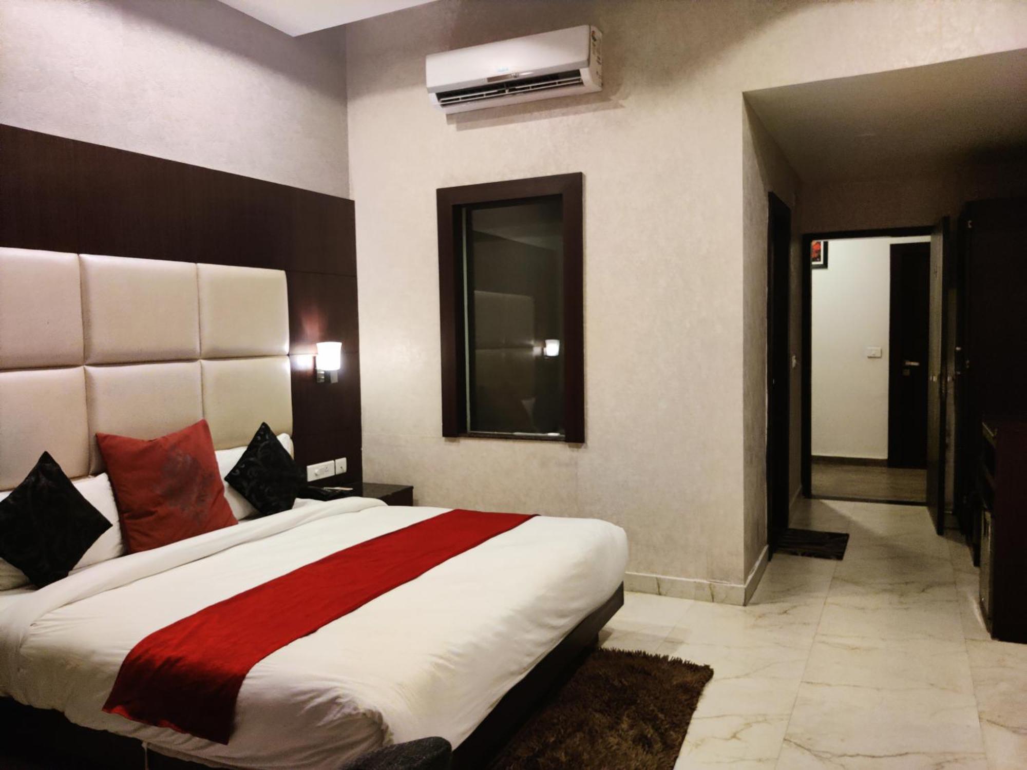 Hotel The Onix Dehradun Exterior photo