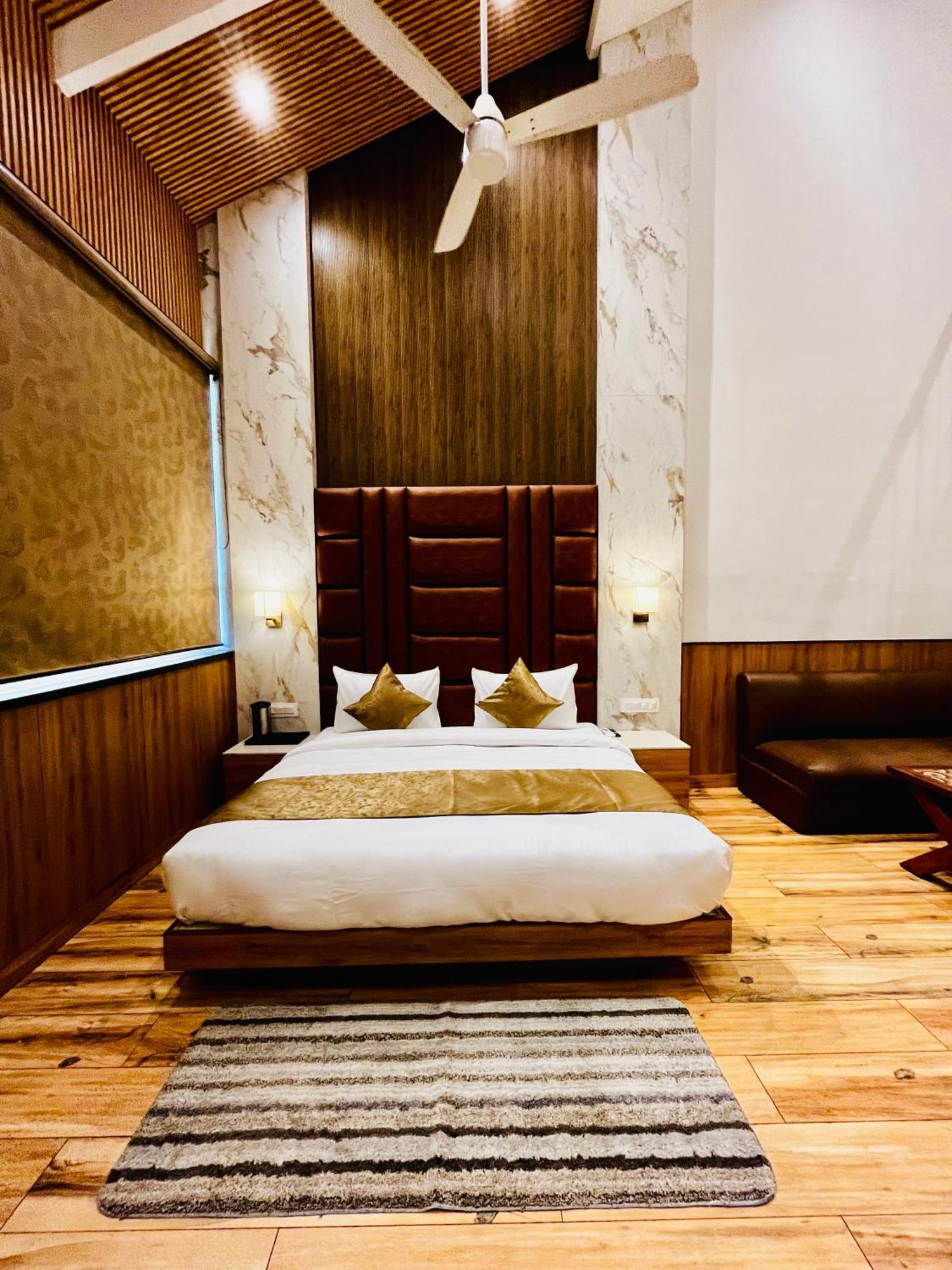 Hotel The Onix Dehradun Exterior photo