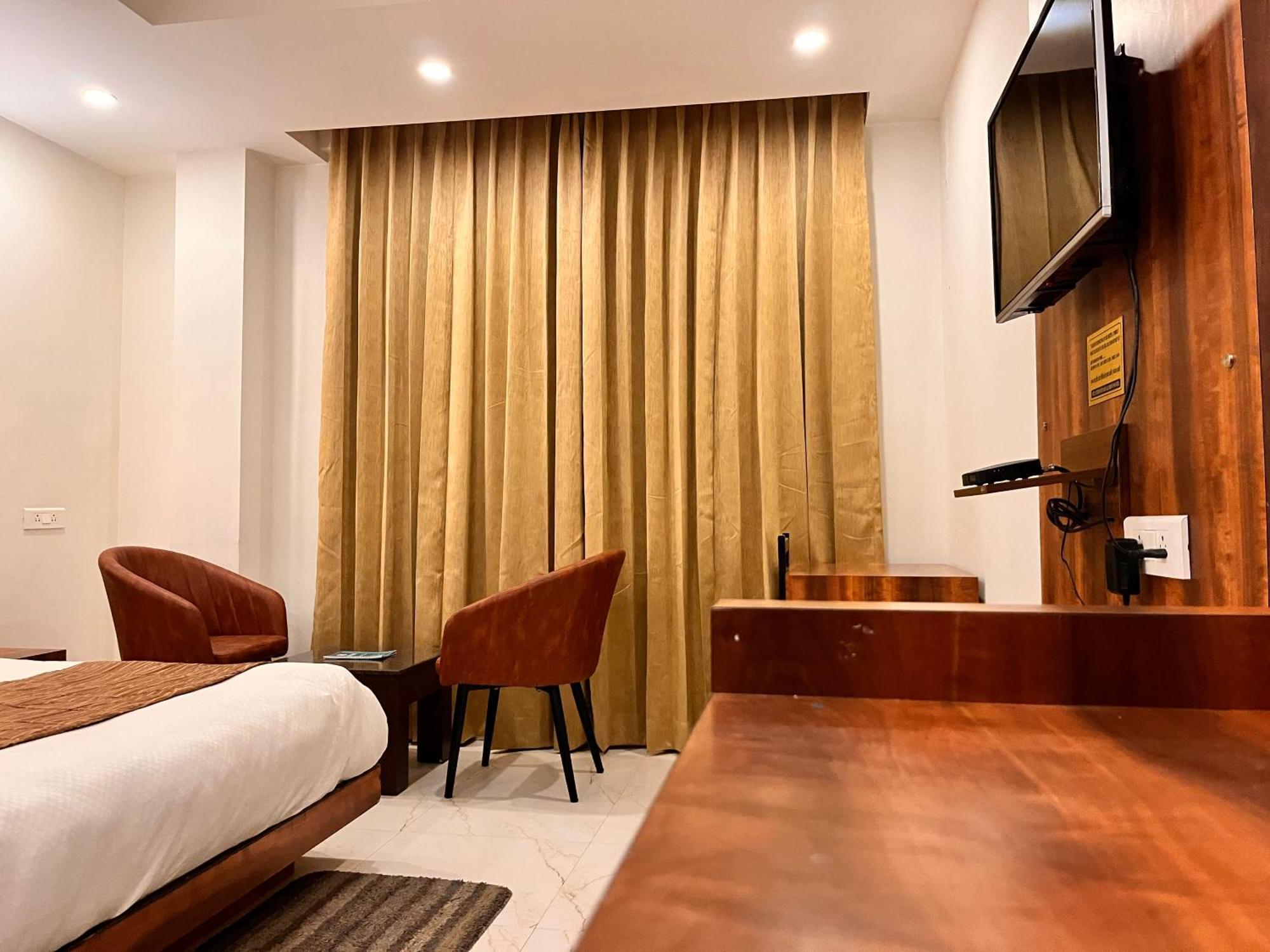 Hotel The Onix Dehradun Exterior photo