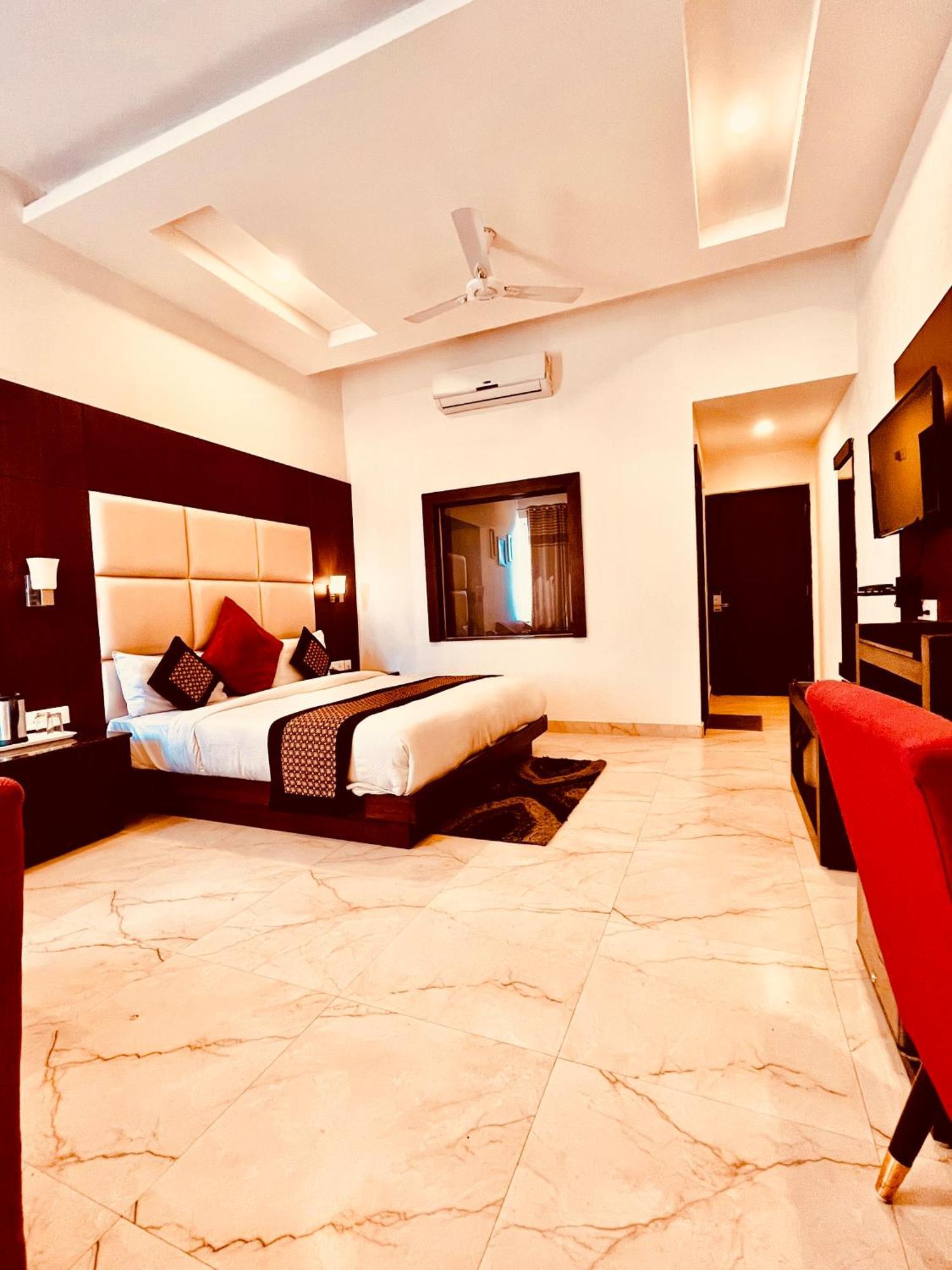 Hotel The Onix Dehradun Exterior photo