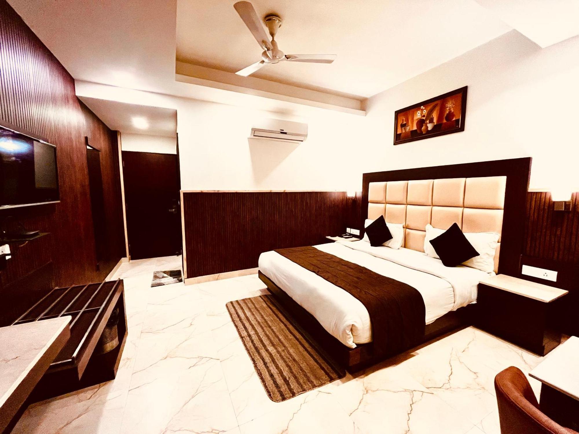 Hotel The Onix Dehradun Exterior photo