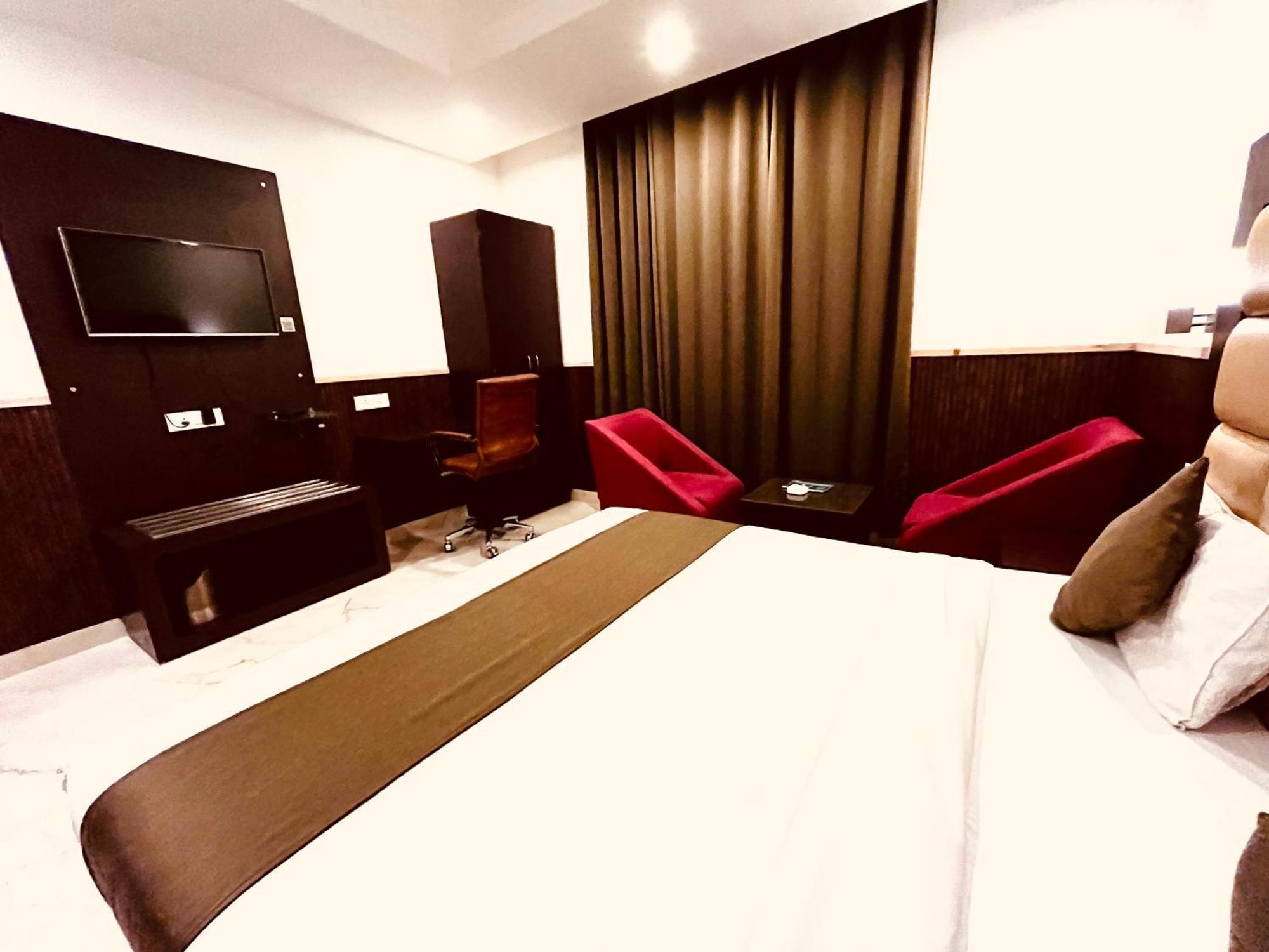 Hotel The Onix Dehradun Exterior photo
